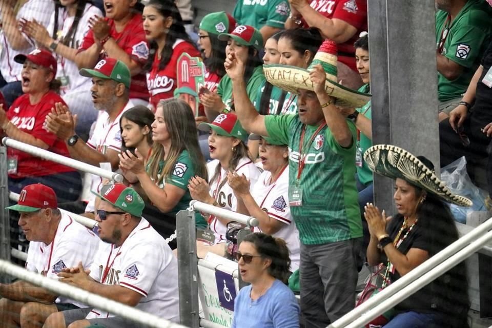 En las gradas el apoyo a México no podía faltar.