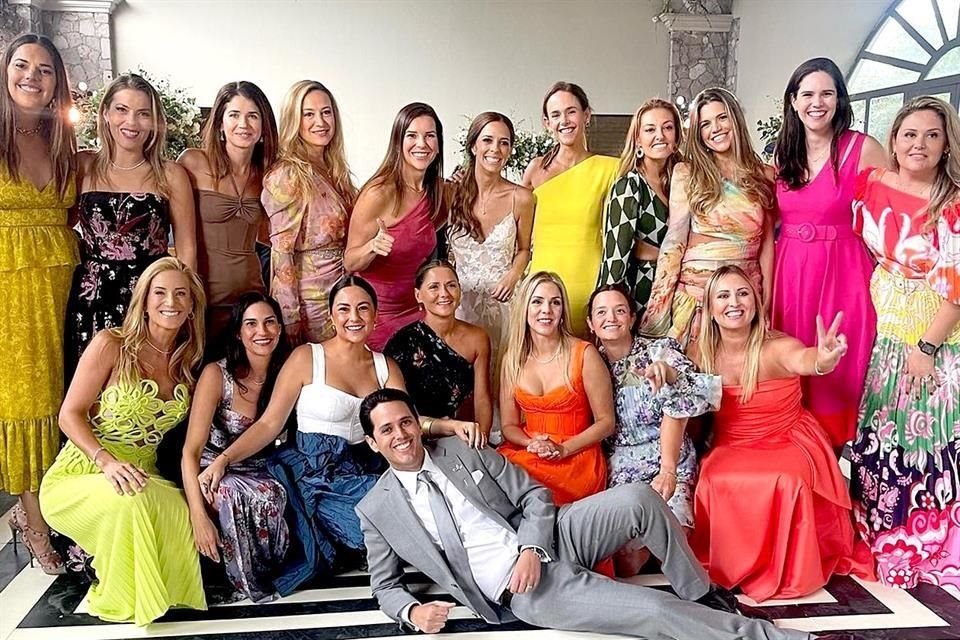 Los novios con un grupo de amigas.