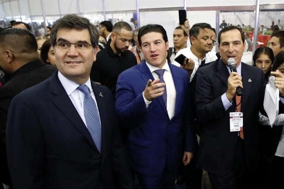 Máximo Vedoya (de izq. a der.), presidente de la Caintra; el Gobernador Samuel García, y Juan Pablo García Garza, director de la Cámara, en la apertura de la Expo Pyme 2023.