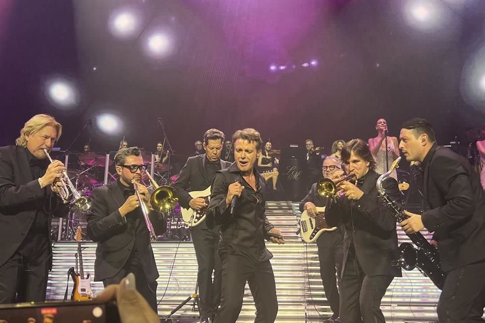 Luis Miguel tuvo un espectacular arranque en Santiago de Chile ante más de 30 mil personas, pese a los rumores a su estado de salud.