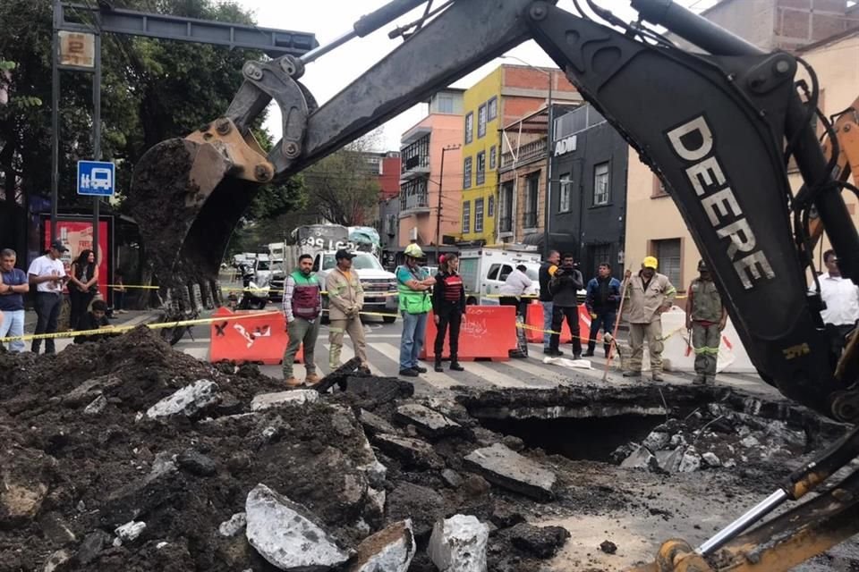 Personal Sacmex y de la demarcación se encuentran realizando excavaciones para determinar el origen.