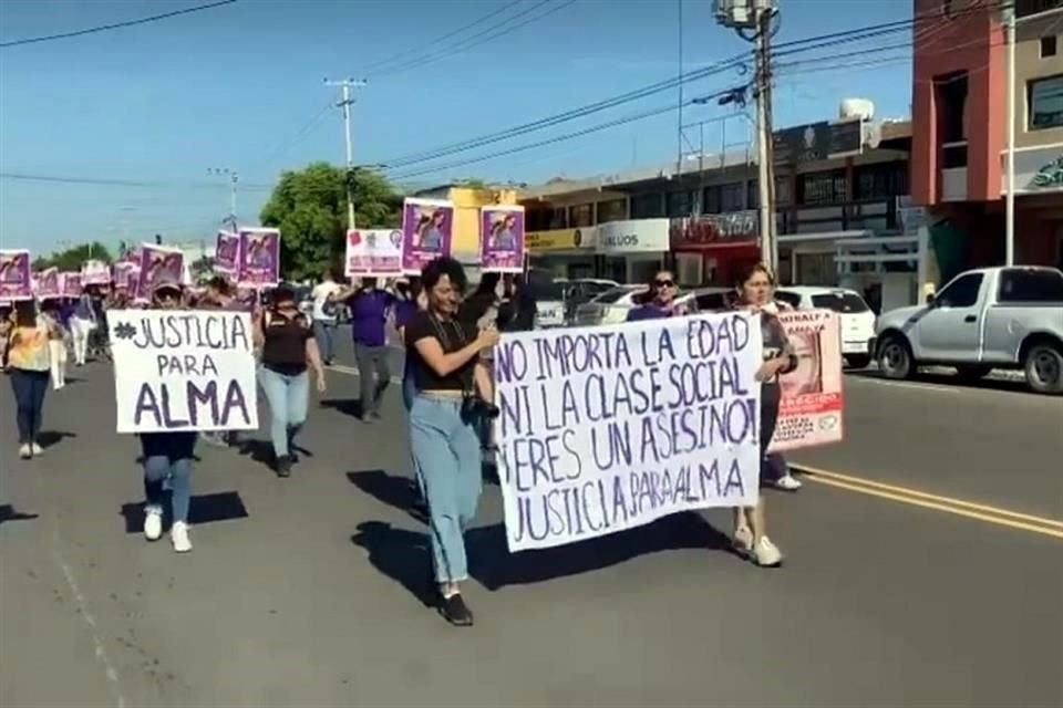 Familiares de Alma Lourdes y feministas marcharon en las calles de Ciudad Obregón para exigir justicia por el feminicidio de la joven.