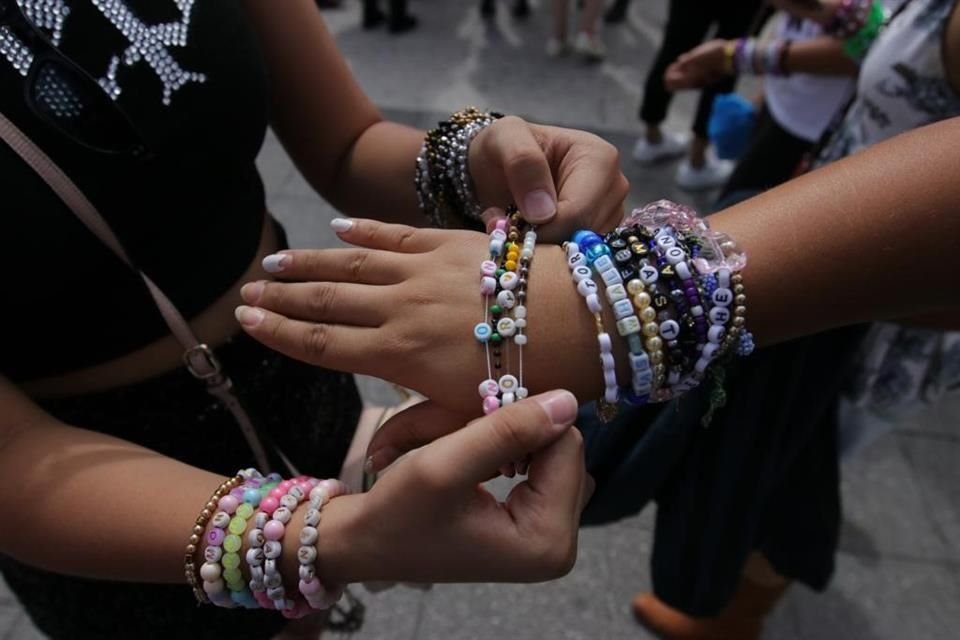 Durante el ingreso, más swifties mostraron sus pulseras de la amistad, la fuerte tendencia que las conecta con Taylor.