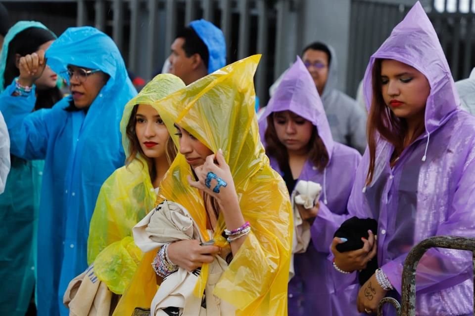 Durante la espera, comenzó a llover al rededor de las 4:00 p.m.