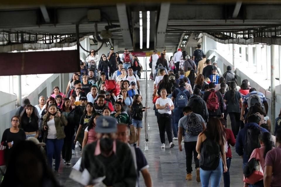 Con el cierre de la L-1 la afluencia en la L-9 se intensificó, lo que genera severas aglomeraciones desde Pantitlán.