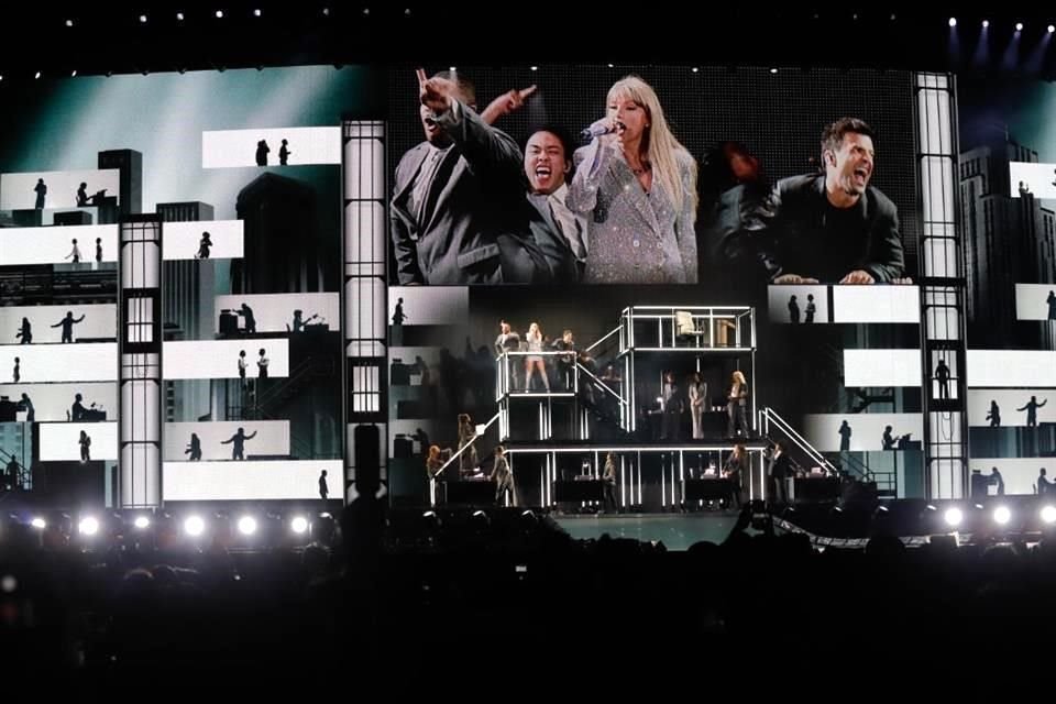 Taylor Swift lució distintos cambios de vestuario, todos llenos de destellos.