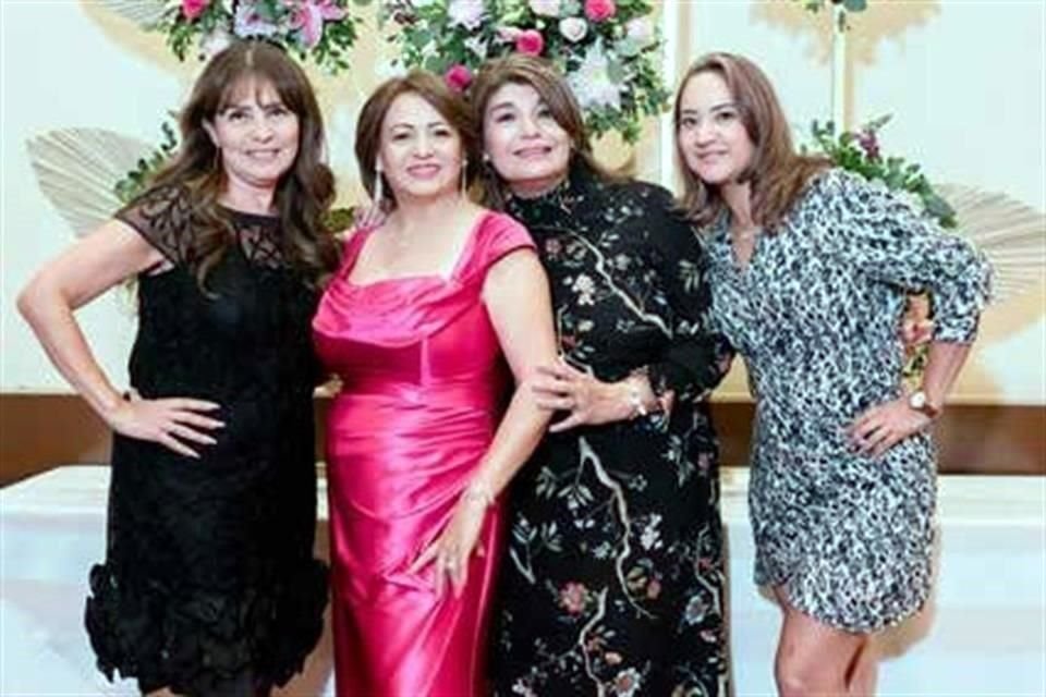 Olga Nelly Garza, la festejada, Cristy Martínez y Roselly Aguilar