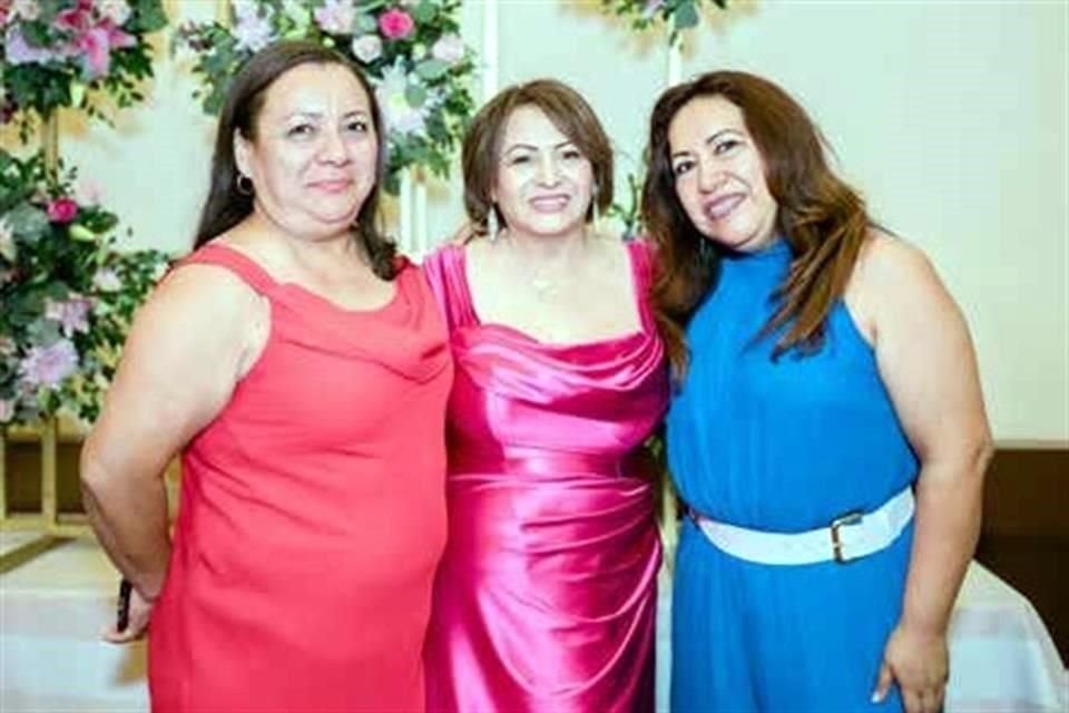 Bertha Espinosa, la cumpleañera y Julia Villa