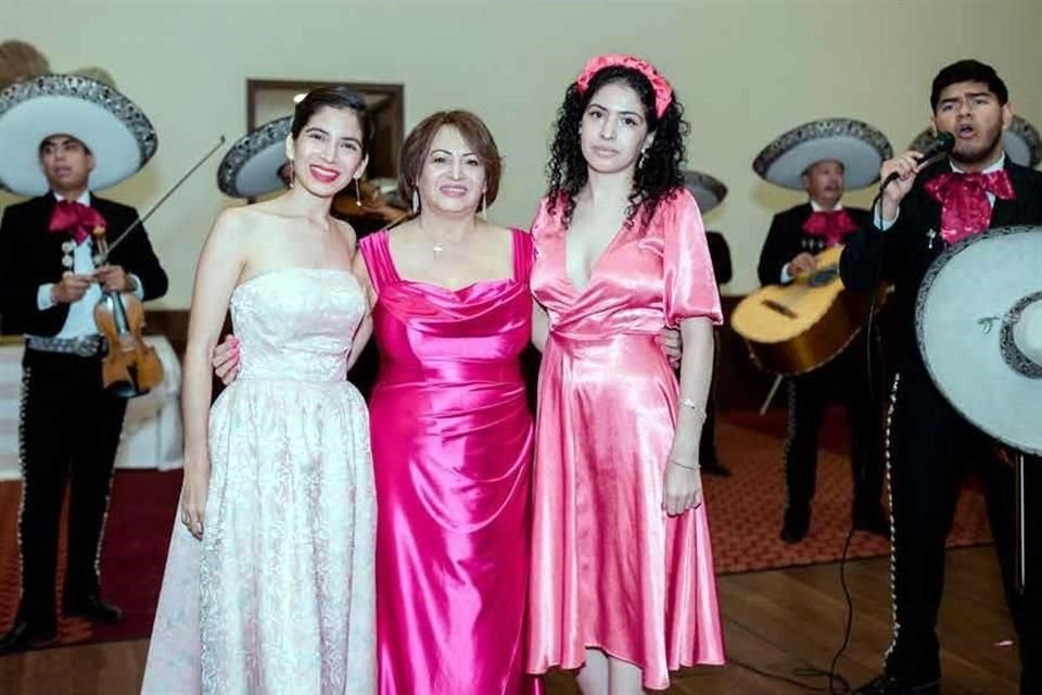 La festejada con sus hijas Paula y Susy Gaby De León