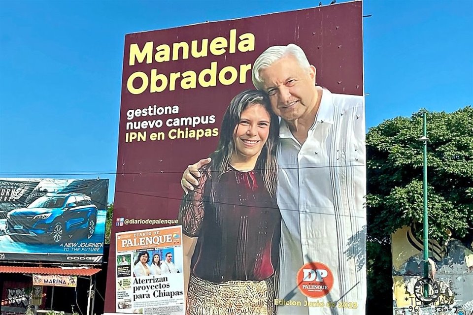 En la vía que conduce al aeropuerto de Tuxtla Gutiérrez varios espectaculares promueven la imagen Manuela del Carmen Obrador.