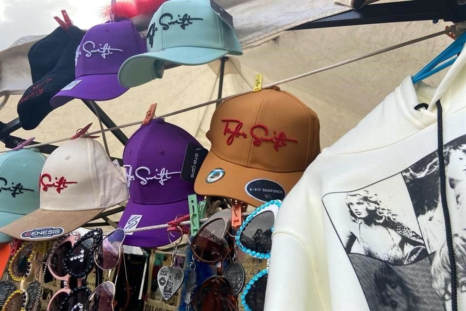 Lentes, gorras, playeras y más ofrecían los puestos cerca al Foro Sol.