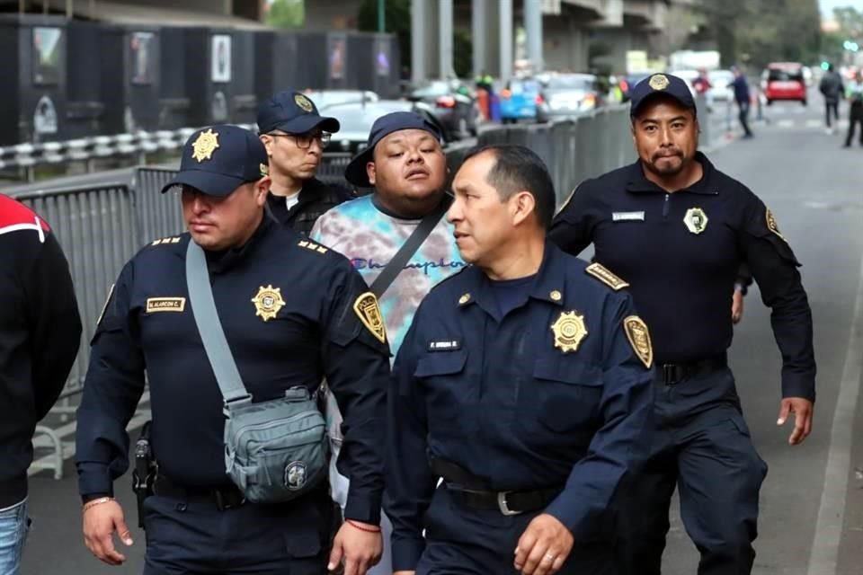 Un par de revendedores fueron detenidos por la policía.