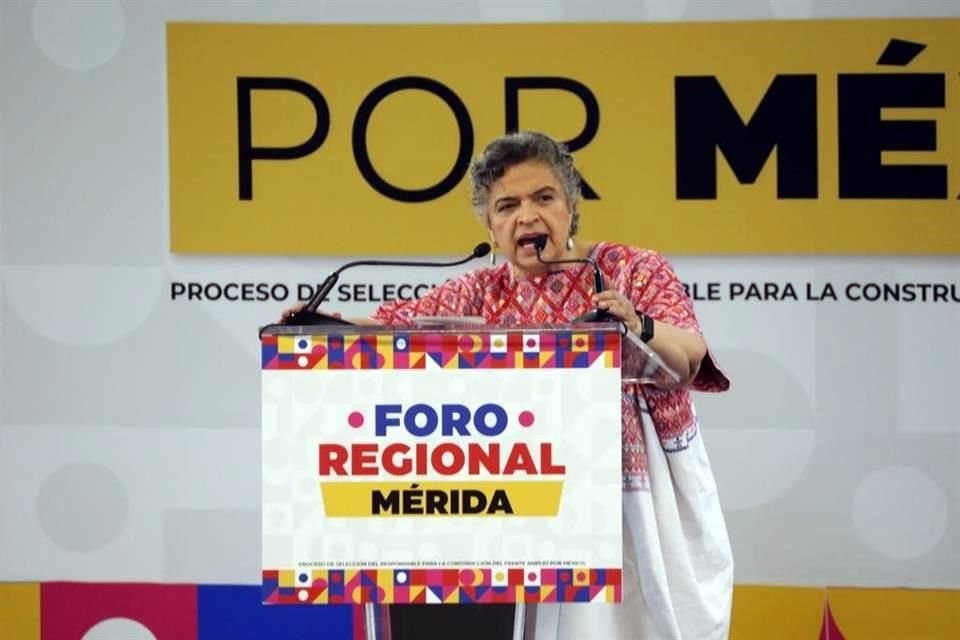 Ex Gobernadores y ex legisladores priistas urgieron a Beatriz Paredes no declinar en FAM, pues hacerlo dañaría aspiraciones de la ganadora.