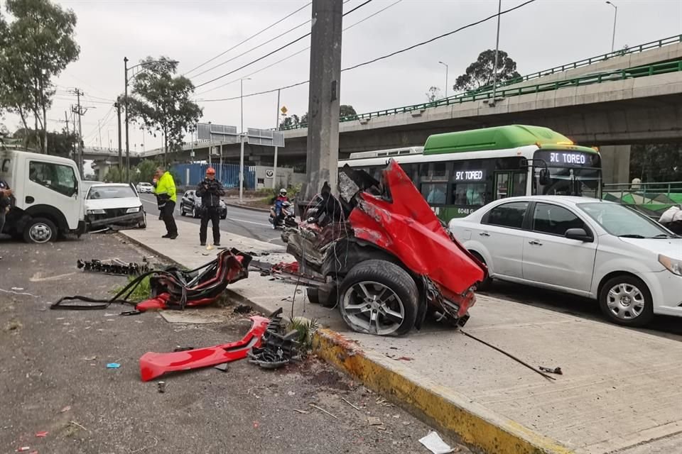 El automóvil valuado en al menos un millón de pesos fue retirado del lugar después de las 7:00 horas.