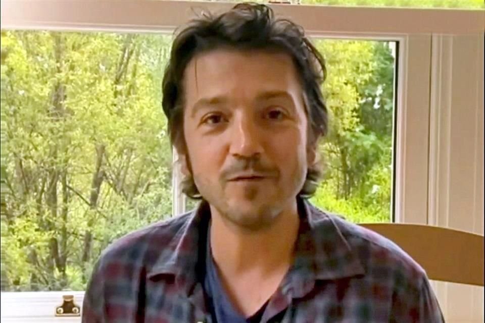 Diego Luna fue invitado por la UDEM por ser un ejemplo para la juventud.