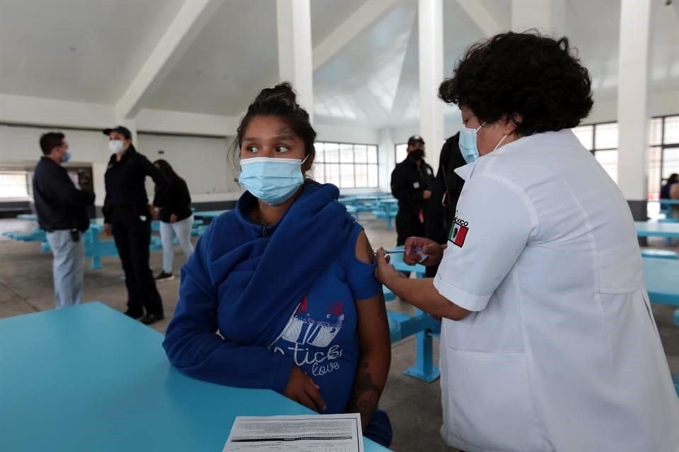 Mujeres y hombres recluidos en Neza-Bordo fueron vacunados contra Covid-19.