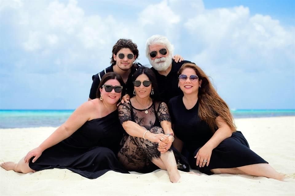 Tony Aguirre, Antonio Aguirre, Adriana Aguirre, Adriana Lozano de Aguirre y Maurren Aguirre