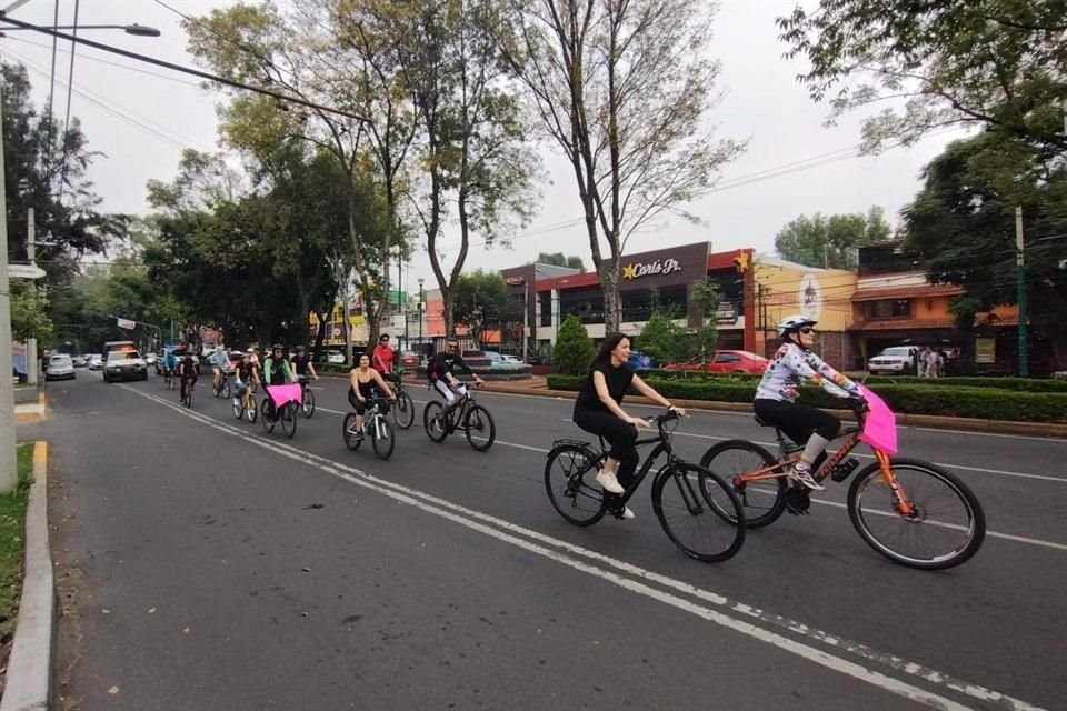 Los ciclistas rodaron por Miguel Ángel Quevedo antes de entregar el pliego petitorio a las autoridades de Coyoacán.