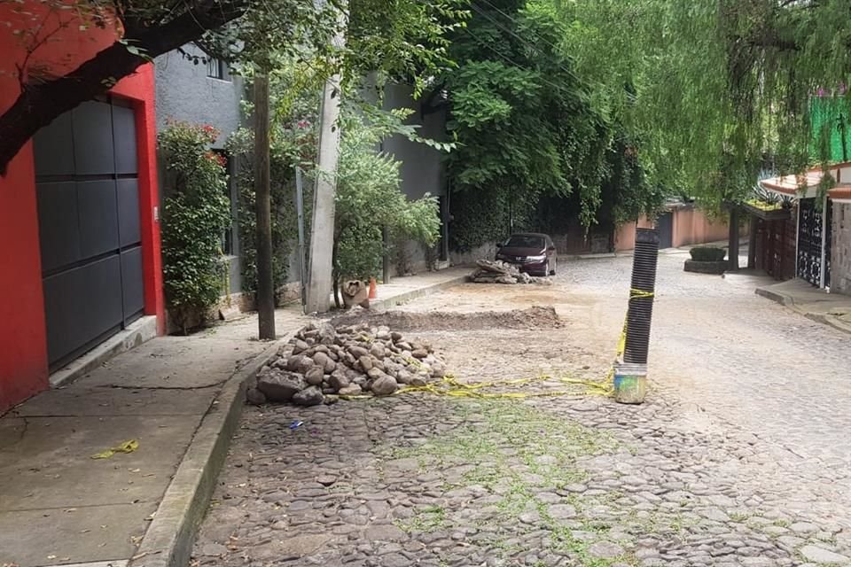 Después de la lluvia torrencial que el lunes provocó una inundación en Río San Angel, al interior del Residencial Atlamaya, personal de Sacmex revisó el trayecto del drenaje.