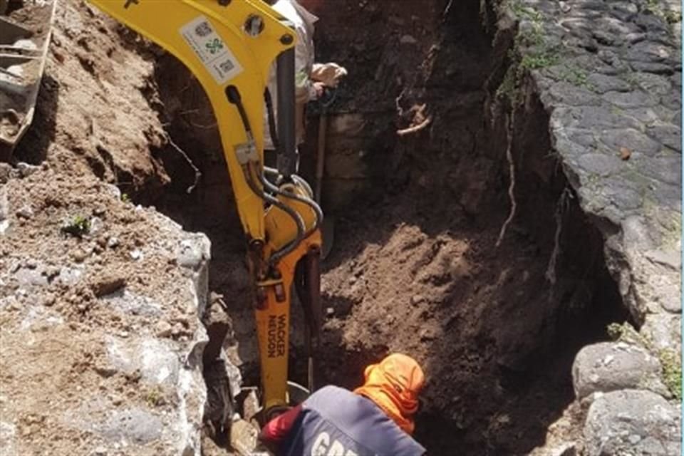 Drenaron, pero dejaron los materiales residuales de la obra sobre la calle, mostró la vecina.