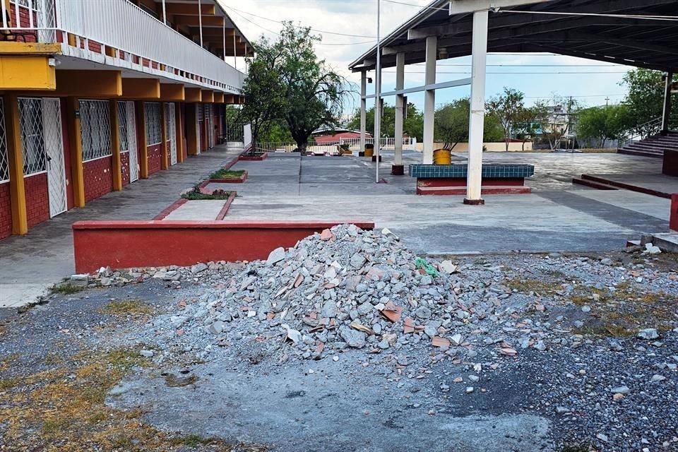 La Escuela Amado Nervo evidencia un notable abandono y daños en aires acondicionados y tinacos.