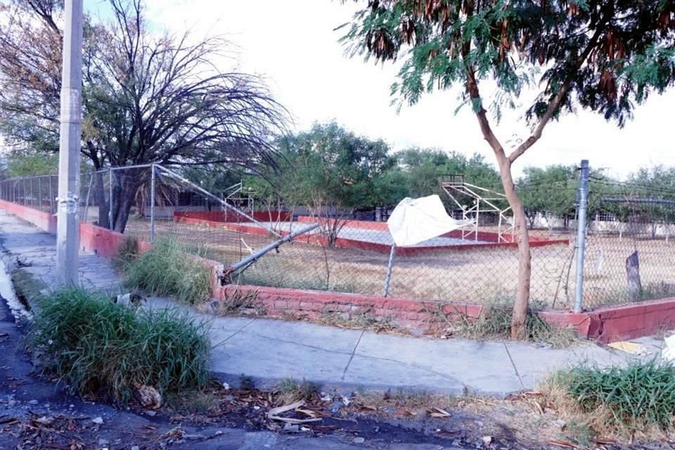 En la Colonia Solidaridad, en Escobedo, los daños en la infraestructura son evidentes en la Escuela Leona Vicario.