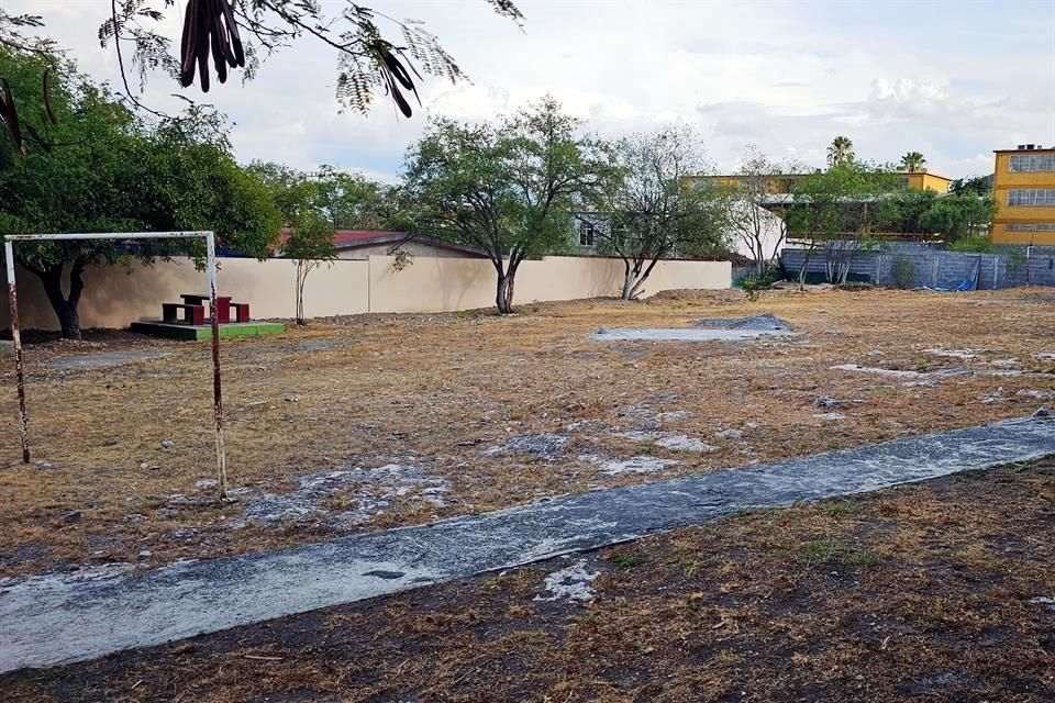 Los estudiantes de la Escuela Juan Escutia, en Escobedo, regresarán a una cancha descuidada.