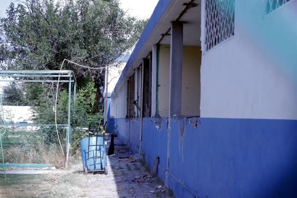 Los daños en ventanas, bardas y hasta pizarrones son muestra del abandono en el Jardín de Niños Asarco, en la Colonia Del Prado.