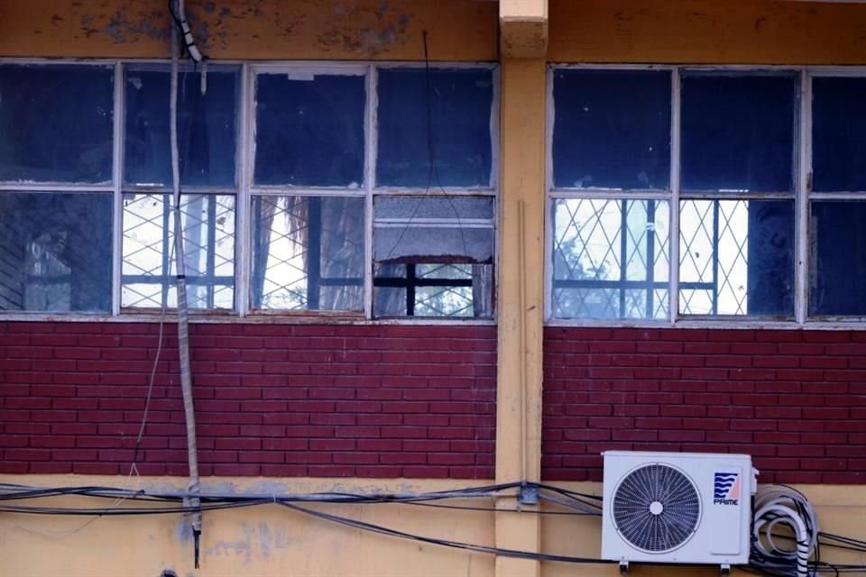 Las ventanas rotas de la Escuela Leona Vicario demuestran la falta de mantenimiento por el Gobierno estatal.