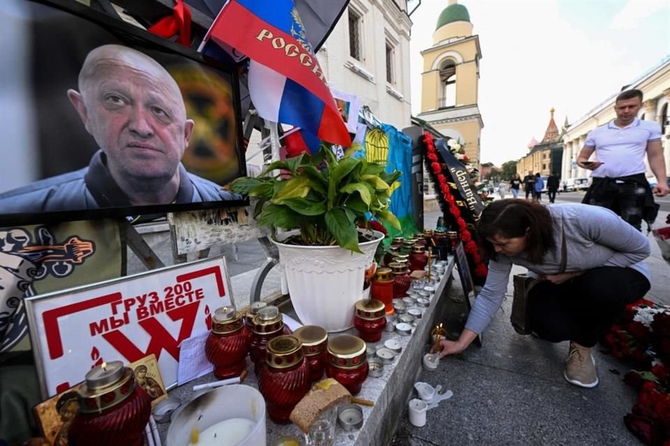 Una mujer deja una vela en un memorial para el jefe de Wagner, Yevgeny Prigozhin, en Moscú, el 27 de agosto.