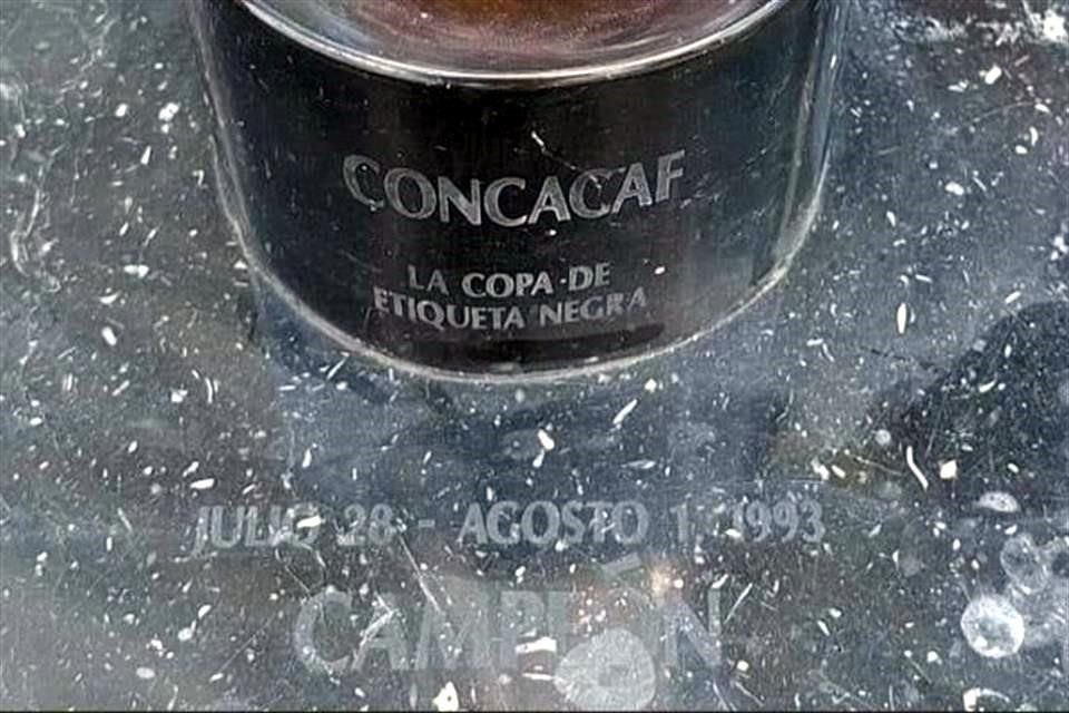 Festeja Rayados 30 años de la Recopa... ¡Y aparece trofeo!