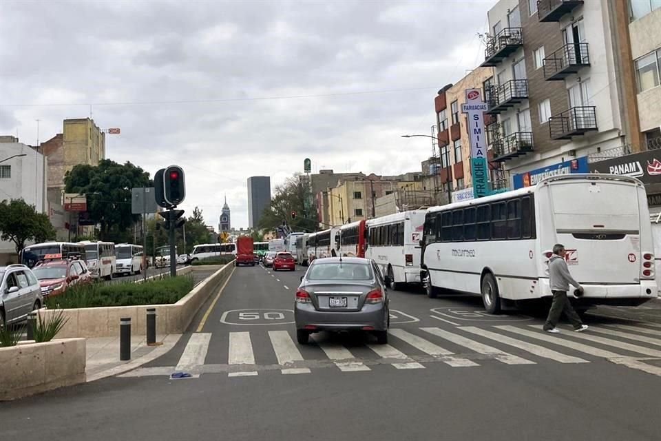 Los autobuses que fueron empleados para trasladar a simpatizantes ocuparon vialidades en la CDMX.