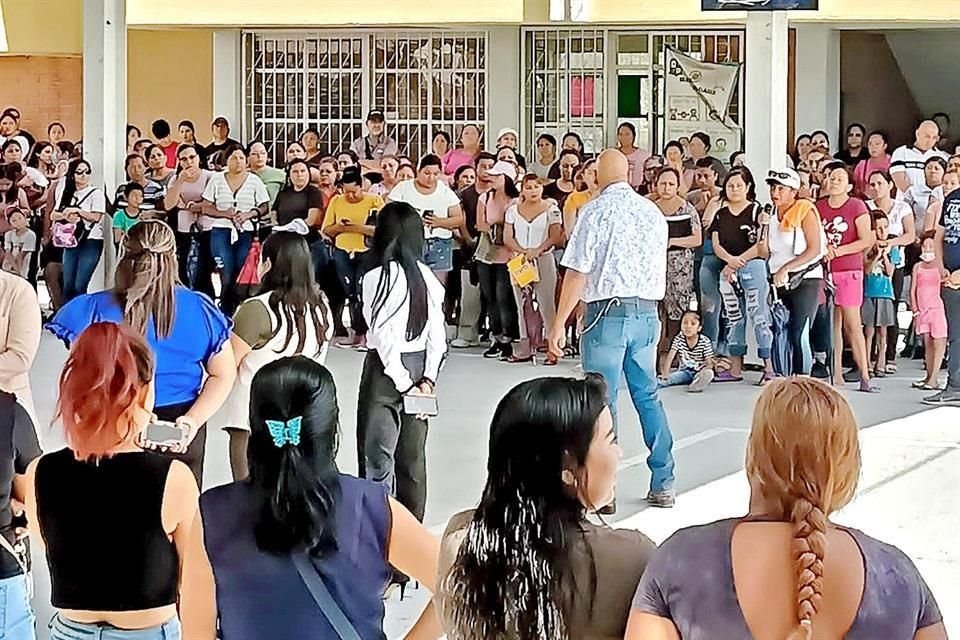 Autoridades educativas explicaron la semana pasada a los padres de familia la situación de su escuela.