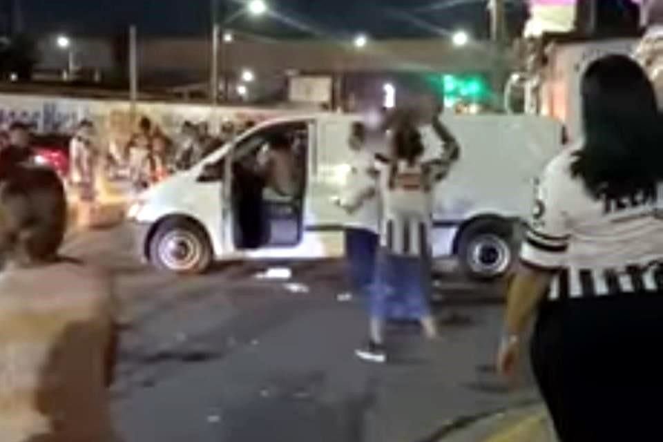 Los dos paramédicos fueron agredidos a golpes, con llantas y palos, por aficionados que salían del Estadio Monterrey después del partido que Rayados perdió 2-1 contra Cruz Azul.