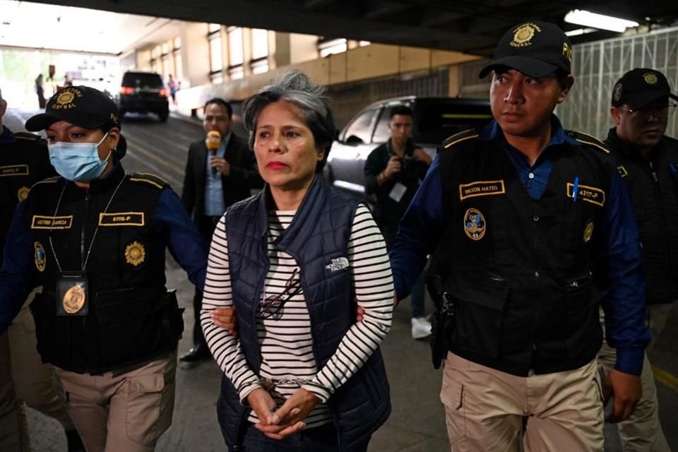 Claudia González, ex funcionaria de la Comisión Internacional contra la Impunidad en Guatemala, llegó esposada a una audiencia  en el Palacio de Justicia.