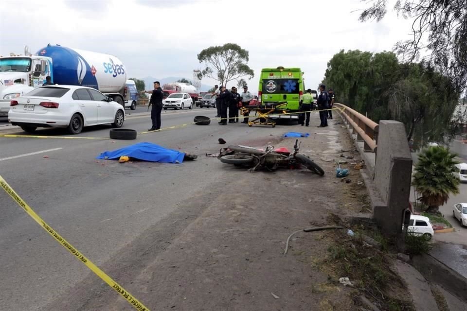 Una mujer murió atropellada por un vehículo desconocido que escapó del lugar, la mujer viajaba con su esposo en una motocicleta.