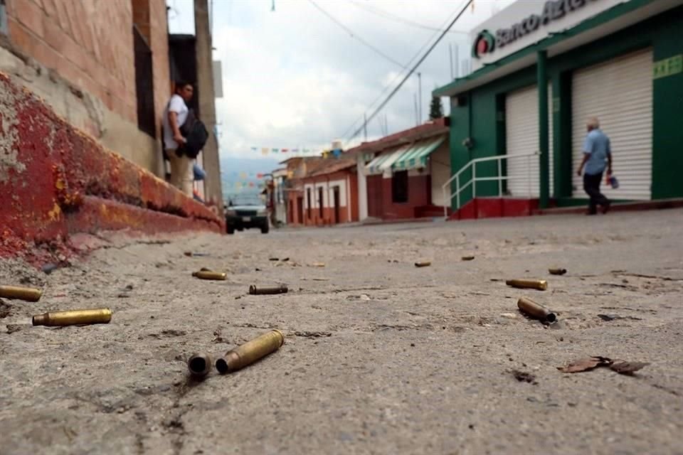 Las calles de Chichihualco amanecieron desoladas con casquillos regados sobre el asfalto.