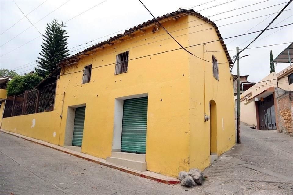 Las fachadas de algunas casas quedaron atascadas de balas.