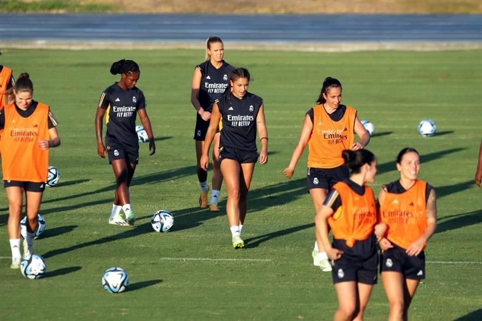 Las futbolistas del Real Madrid Femenino entrenaron en el Cedeco.