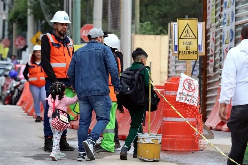 Alumnos de la primaria Pípila Verde acudieron entre trafitambos y señalizaciones por la construcción de la Línea 3 del Cablebús.