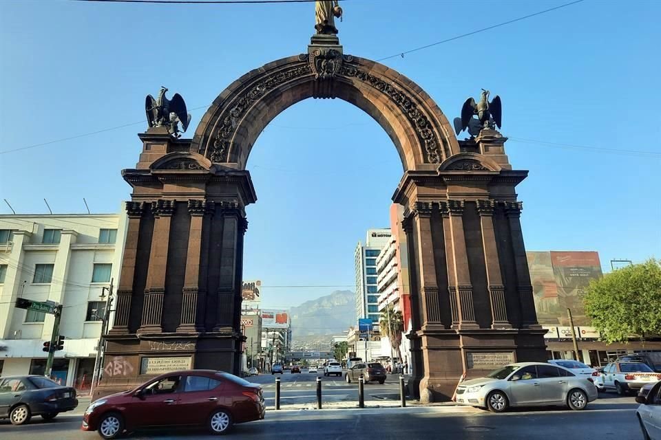 Los automovilistas se vieron sorprendidos al ver estas estructuras debajo del Arco.