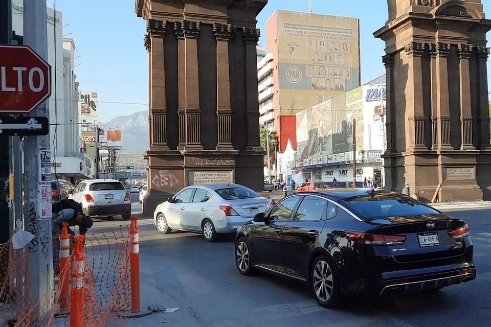 También, los automovilistas tuvieron que tener paciencia para poder cruzar por las obras en el Centro.