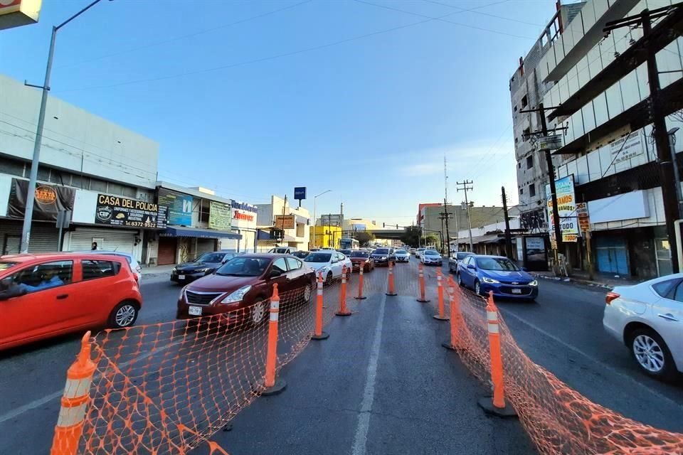 Las largas filas de vehículos llegaron hasta Avenida Colón.