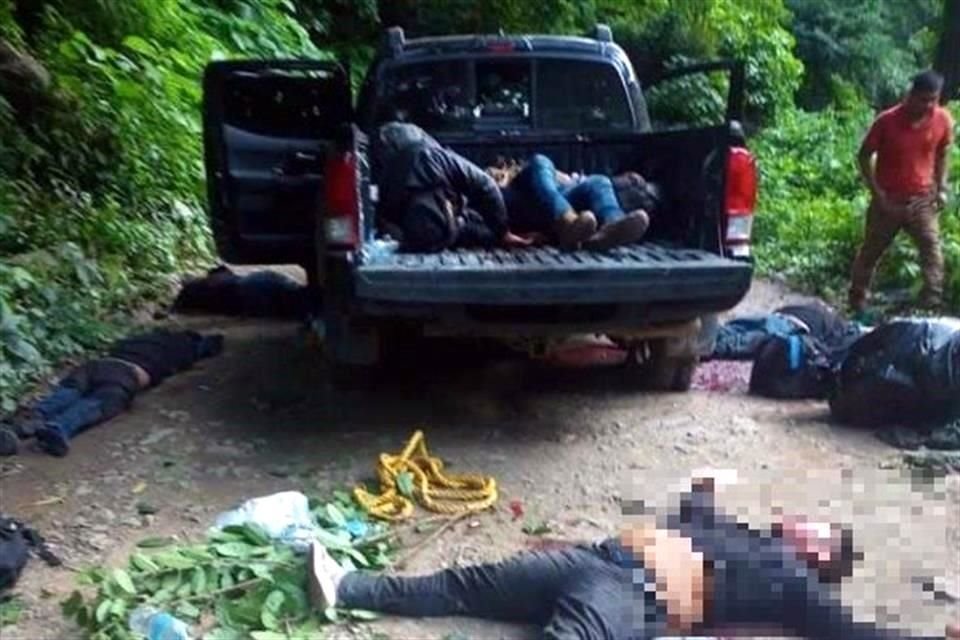 Los cuerpos de al menos siete personas fueron hallados en una brecha de Chicomuselo, Chiapas; seis sobre y cerca de esta camioneta negra, y uno más metros adelante.