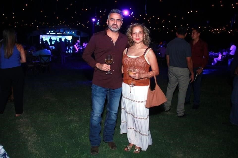 Édgar Omar González Rodríguez y Karla Pedraza de González