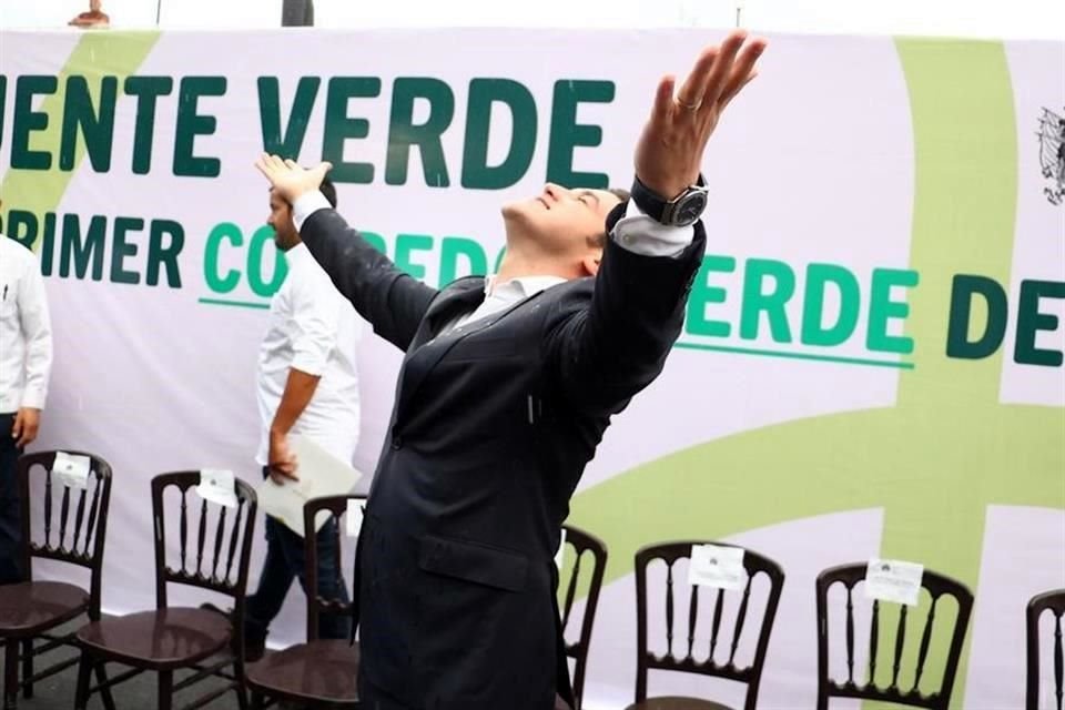 El Gobernador Samuel García celebró la caída de lluvia en la Ciudad.