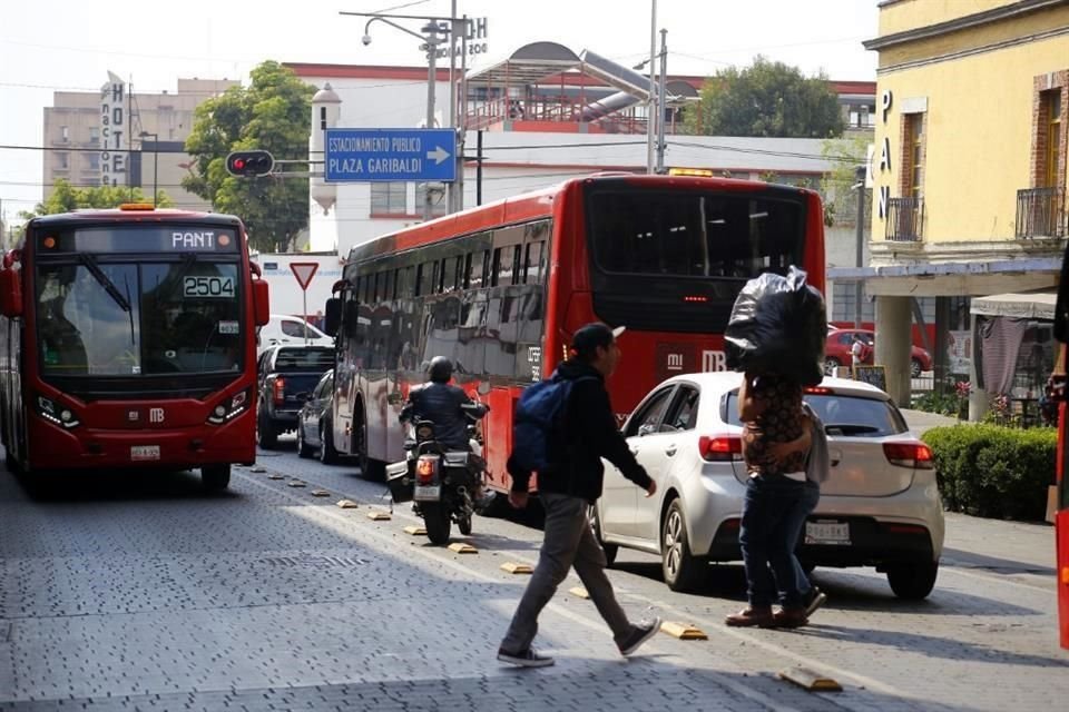 Policías atendieron a la joven que fue arrollada por una unidad del Metrobús que se dirigía a Pantitlán