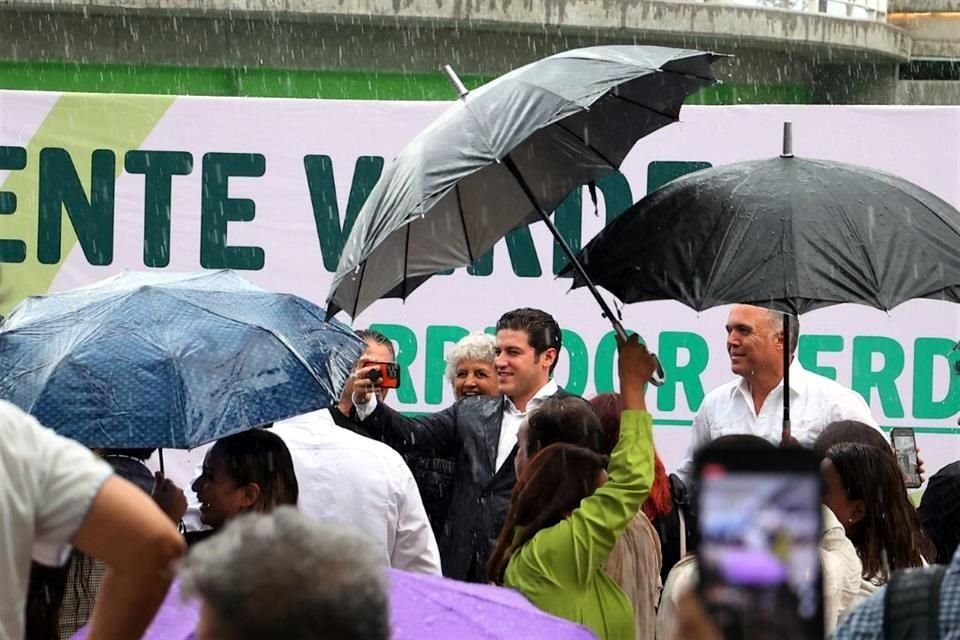 El Gobernador Samuel García captó la lluvia con su teléfono en medio del evento de la inauguración, en Monterrey.