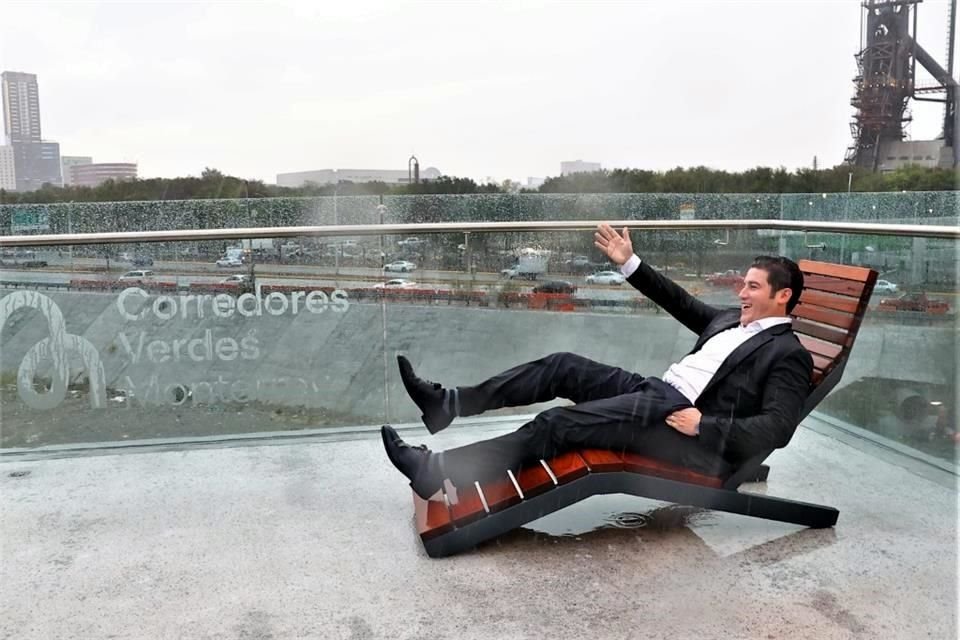 El Gobernador se sentó en una de las bancas del mirador del Puente Verde.