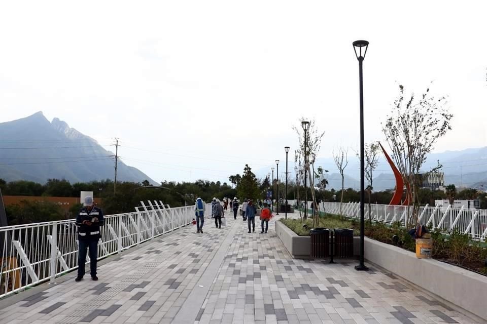 El Puente Verde, que cruza por el Río Santa Catarina, conectará los parques emblemáticos de la Ciudad.